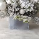 Choinka z szyszek biała, z makoszkami. Dekoracja na Boże Narodzenie LED