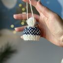 Mini-czapeczka na choinkę - ozdoba z wełny owczej w biało-granatowym stylu