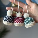 Ozdoby choinkowe: zawieszki mini czapeczki z wełny (zestaw 3 szt.)