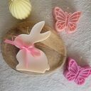 Zajączek wielkanocny z kokardą - świeca sojowa handmade