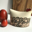 Kura ceramiczna ręcznie lepiona