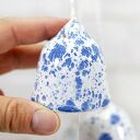 Nakrapiane dzwonki choinkowe „Szron” - ceramiczny zestaw 3 szt.