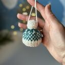 Ozdoba choinkowa - mini czapeczka biało-ciemnozielona