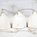 Ceramiczne dzwonki choinkowe „Śnieg” - zestaw 3 ceramicznych ozdób