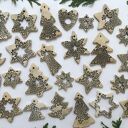 Zestaw 25 ceramicznych zawieszek choinkowych z białym sznureczkiem (dwustronne)