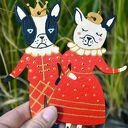 Ręcznie malowane ozdoby świąteczne - para buldogów w czerwono - złotych strojach