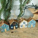 4 małe drewniane domki - zawieszki do świątecznej dekoracji