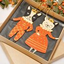 Ręcznie malowane ozdoby świąteczne - para buldogów w czerwono-złotych strojach | Zawieszki choinkowe