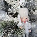 Dekoracja na Boże Narodzenie. Dziadek do orzechów. Stroik świąteczny. Choinka z szyszek