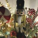 Dekoracja na Boże Narodzenie LED Dziadek do Orzechów - stroik świąteczny flowerbox