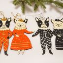 Ręcznie malowane ozdoby świąteczne - para buldogów w czerwono-złotych strojach | Zawieszki choinkowe