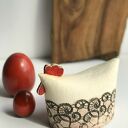 Kura ceramiczna ręcznie lepiona na Wielkanoc