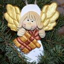 Pędzę z prezentem - anioł prezent, na szczęcie, z masy solnej, rękodzieło