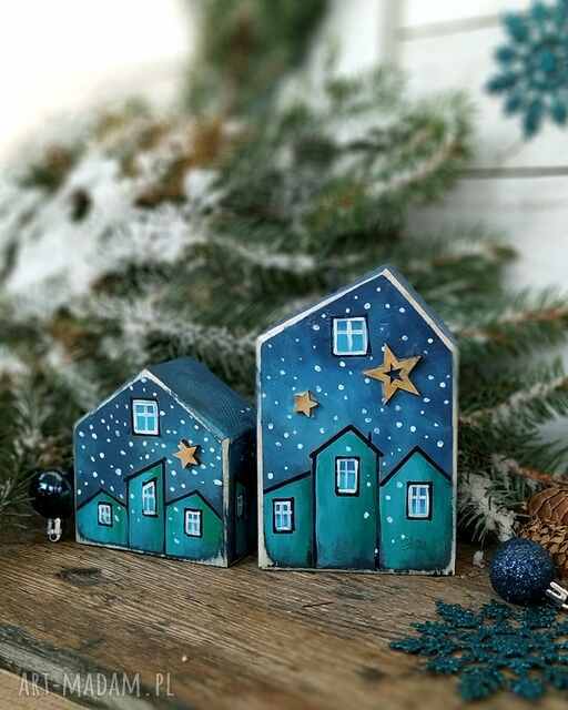 2 drewniane domki, niebiesko-turkusowe