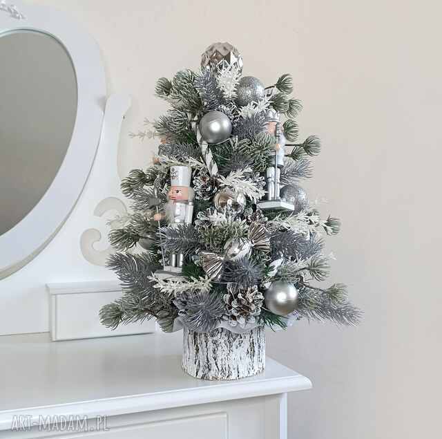 Dekoracja na Boże Narodzenie. Dziadek do orzechów. Stroik świąteczny. Choinka z szyszek