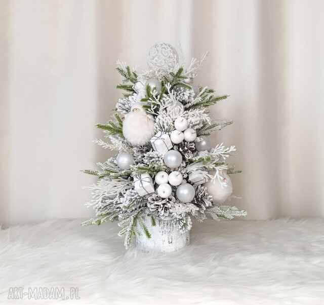 Choinka z szyszek biała, z makoszkami. Dekoracja na Boże Narodzenie LED