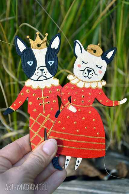 Ręcznie malowane ozdoby świąteczne - para buldogów w czerwono-złotych strojach | Zawieszki choinkowe