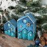 2 drewniane, niebiesko turkusowe malowane domki