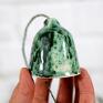Fingers Art pomysł na prezent świąteczny Ceramiczne dzwonki choinkowe - nakrapiana zieleń dekoracje bombki