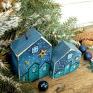 intrygujące dekoracje świąteczne 2 drewniane domki, niebiesko turkusowe prezent do domu