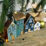 upominek małe domki z drewna dekoracje świąteczne kolorowe