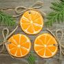 Zestaw 3 ceramicznych zawieszek - plastry pomarańczy. Doskonała ozdoba choinki, stroika albo paczki z prezentem. Dekoracje świąteczne zawieszki