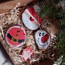 pomysł na świąteczne prezenty drewniana zawieszka na choinkę ręcznie malowane ozdoby