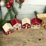 prezenty pod choinkę małe domki z drewna zestaw domków do świątecznej dekoracji prezent do domu