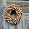 cynamonn prezent pod choinkę wianek na bożenarodzenie na drzwi dekoracje świąteczne z natury