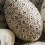 Tradycyjna pisanka batikowa malowana ręcznie na wydmuszce jaja gęsiego