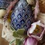 Tradycyjna pisanka batikowa malowana ręcznie na wydmuszce jaja gęsiego. Woskiem
