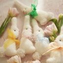 zajączki wielkanocne białe z zielonymi wstążkami