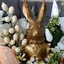 Dekoracja wielkanocna glamour z dużym, złotym zającem. Stroik na Wielkanoc