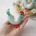 Dwie kurki szydełkowe w biało-szaro-miętowych kolorach - wielkanocna dekoracja amigurumi (ok. 10x10 cm)