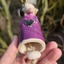 Dzwonek ceramiczny z barankiem wielkanocnym - fioletowa dekoracja handmade