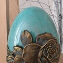 Turkusowe jajo z kameliami - elegancka ozdoba wielkanocna 15 cm