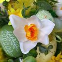 Drzewko wielkanocne z kurczakami. Dekoracja na Wielkanoc