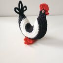 Szydełkowa kurka czarno-biała - amigurumi, które zdobi Wielkanoc