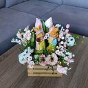 Dekoracja na Wielkanoc z parą zajączków. Uroczy stroik wielkanocny