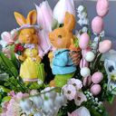 Dekoracja na Wielkanoc z parą zajączków. Uroczy stroik wielkanocny