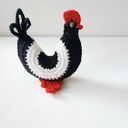 Szydełkowa kurka czarno-biała - amigurumi, które zdobi Wielkanoc