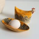 Ręcznie lepiona, żółta ceramiczna kurka z jajowatą miseczką na Wielkanoc