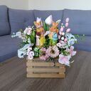 Dekoracja na Wielkanoc z parą zajączków. Uroczy stroik