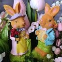 Dekoracja na Wielkanoc z parą zajączków. Uroczy stroik wielkanocny