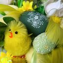 Drzewko wielkanocne z kurczakami. Dekoracja na Wielkanoc