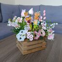 Dekoracja na Wielkanoc z parą zajączków. Uroczy stroik wielkanocny