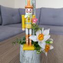 Drzewko wielkanocne z kurczakami. Dekoracja na Wielkanoc