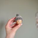 Czapeczka na jajka wielkanocne - szaro-biała ozdoba z owczej wełny