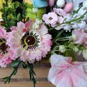 Dekoracja na Wielkanoc z parą zajączków. Uroczy stroik wielkanocny