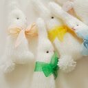 zajączki wielkanocne białe z zielonymi wstążkami